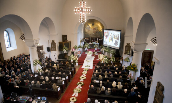 FULLSATT KIRKE: Begravelsen i Skien ble emosjonell. Foto: NTB scanpix FULLSATT KIRKE: Begravelsen i Skien ble emosjonell. Foto: NTB scanpix